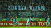 Suporter Persela Lamongan, LA Mania tak henti memberikan dukungan saat tim kesayangan mereka mengalahkan Perseru Serui 2-0 pada pekan ke-7 TSC 2016 presented by IM3 Ooredoo di Stadion Surajaya, Kamis (16/6/2016). (Bola.com/Fahrizal Arnas)