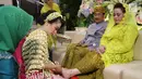 Aktris Sheza Idris membasuh kaki ibunda Shirley Daisy Idris saat pengajian di kediamannya kawasan Duri Kosambi, Jakarta, Kamis (10/08). Pernikahannya dengan Surya Ibrahim akan berlangsung 12 Agustus 2017  (Liputan6.com/Herman Zakharia)