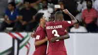 Para pemain Qatar merayakan gol ke gawang Arab Saudi pada laga Grup E Piala Asia 2019, di Sheikh Zayed Sports City, Abu Dhabi, Kamis (17/1/2019). (AFP/Khaled Desouki)