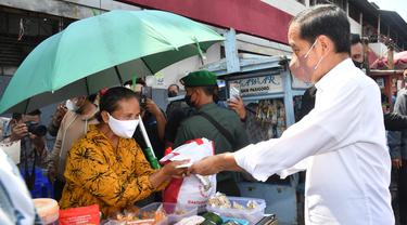 Presiden Joko Widodo atau Jokowi dan Ibu Negara Iriana mengunjungi Pasar Peterongan, Kota Semarang, Provinsi Jawa Tengah, Selasa (5/7/2022).