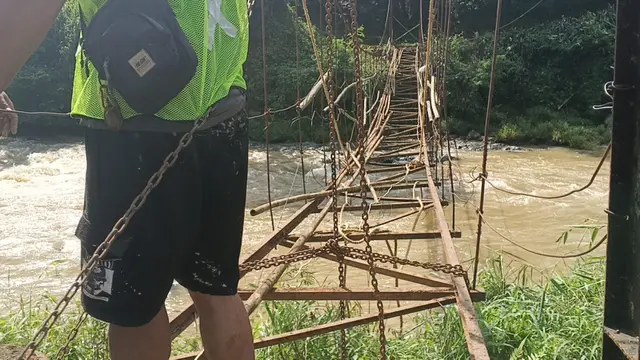 Jembatan Jantake yang melintasi Sungai Cimandiri akhirnya direvitalisasi.