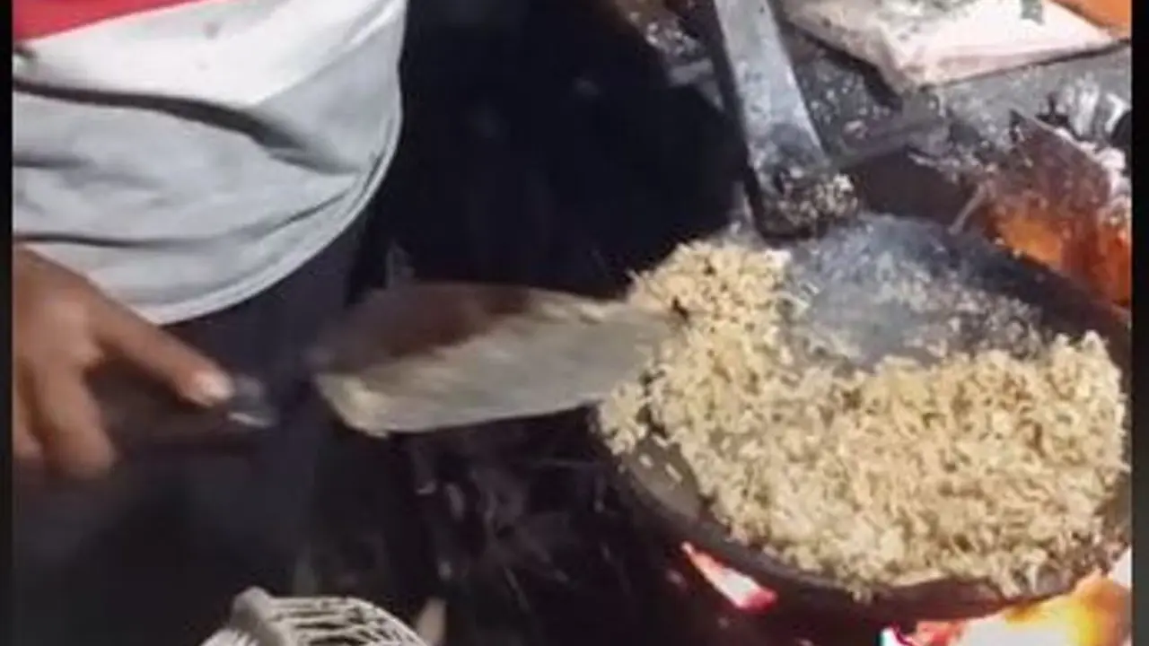 Aksi Unik Penjual Nasi Goreng di Kudus, Mengaduk Masakan dengan Sekop