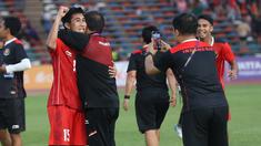 Muhammad Taufany menjadi pahlawan kemenangan 3-2 Timnas Indonesia U-22 atas Vietnam pada laga semifinal cabor sepak bola SEA Games 2023 di Olympic National Stadium, Phnom Penh, Kamboja, Sabtu (13/5/2023). Gelandang yang baru dimasukkan pada pertengahan babak kedua tersebut mampu mencetak gol lewat sepakan terukur yang tak mampu diantisipasi kiper Vietnam saat injury time memasuki menit kelima dari total 8 menit yang diberikan. Selebrasi sukacita menyambut gol Muhammad Taufany dan selebrasi di akhir laga menjadi momen yang dramatis. Berikut beberapa momen tersebut yang tertangkap Bola.com. (Bola.com/Abdul Aziz)