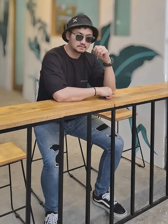 Angga Wijaya sibuk bekerja. (Instagram/anggawijaya88)