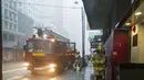 Petugas pemadam kebakaran bersiaga saat Topan Kalmaegi menerjang wilayah Hong Kong, (16/9/2014). (AFP PHOTO/Xaume Olleros)