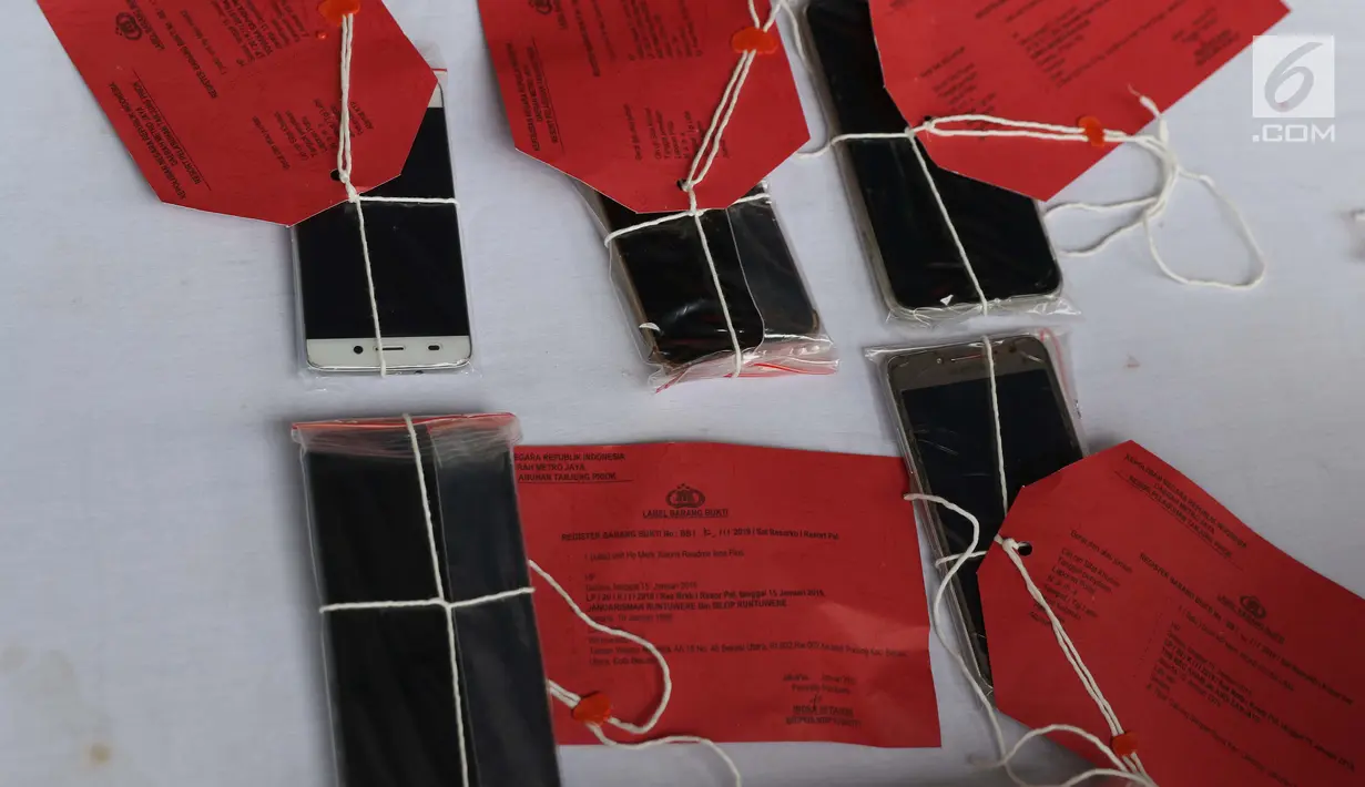 Polisi menunjukkan barang bukti penyalahgunaan narkoba dengan tersangka Januarisman Runtuwene dan empat orang lainnya di Mapolres Pelabuhan Tanjung Priok, Rabu (16/1). JR ditangkap saat mengkonsumsi narkoba di apartemen. (Liputan6.com/Helmi Fithriansyah)