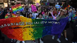 Ribuan orang mengikuti demo kesetaraan pernikahan sejenis di Sydney (10/9). Mereka turun kejalan untuk meminta kesetaraan pernikahan pasangan sesama jenis di Sydney. (AFP Photo/Saeed Khan)