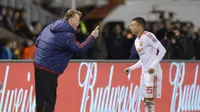 Louis van Gaal  memberikan instruksi kepada Jesse Lingard saat melawan Shrewsbury Town pada lanjutan piala FA di Stadion Greenhous Meadow, Shrewsbury, Inggris, (22/2/2016). (AFP/Oli Scarff)