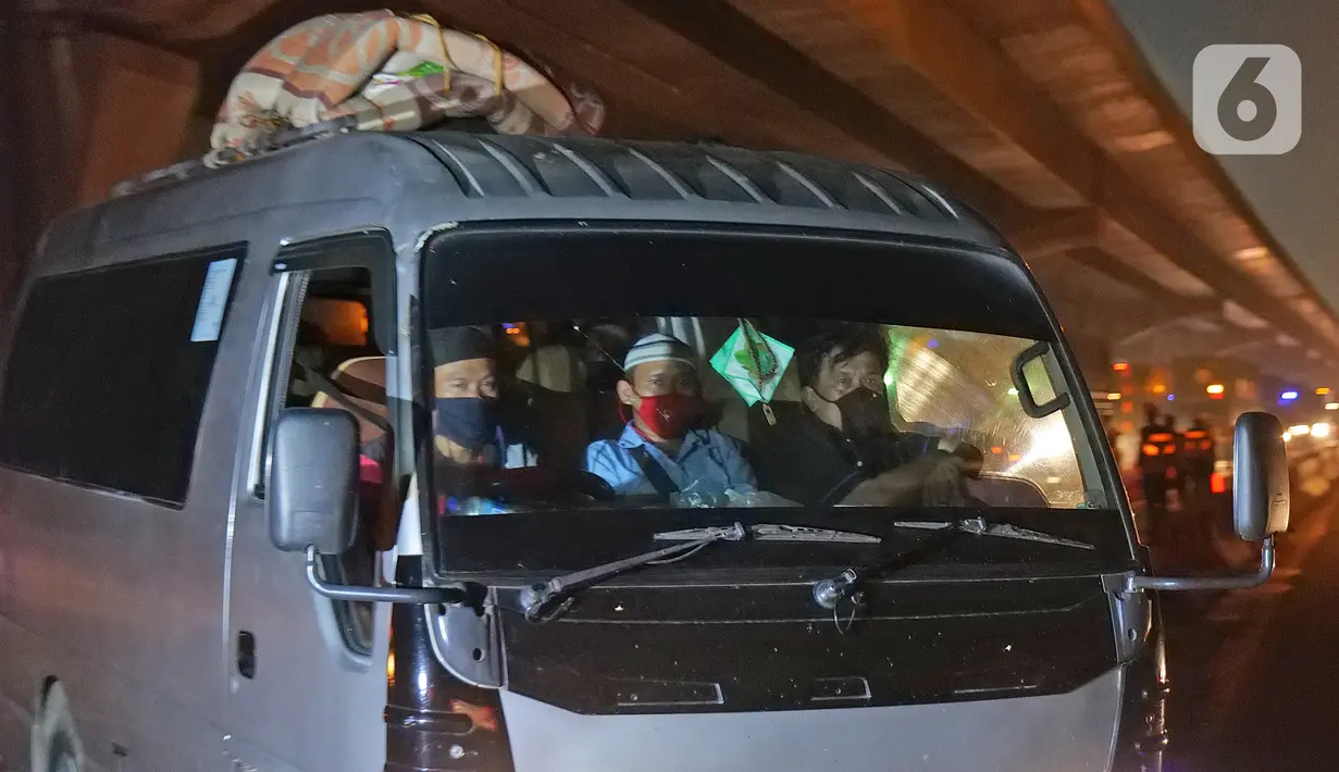 Kendaraan yang membawa pemudik di tol Jakarta-Cikampek dikeluarkan ke Gerbang tol Cikarang Barat, Kabupaten Bekasi, Jumat (24/4/2020). Akses transportasi mobil pribadi dan bus angkutan penumpang dari tol Jakarta Cikampek menuju Karawang ditutup mulai Jumat (24/4). (Liputan6.com/Herman Zakharia)