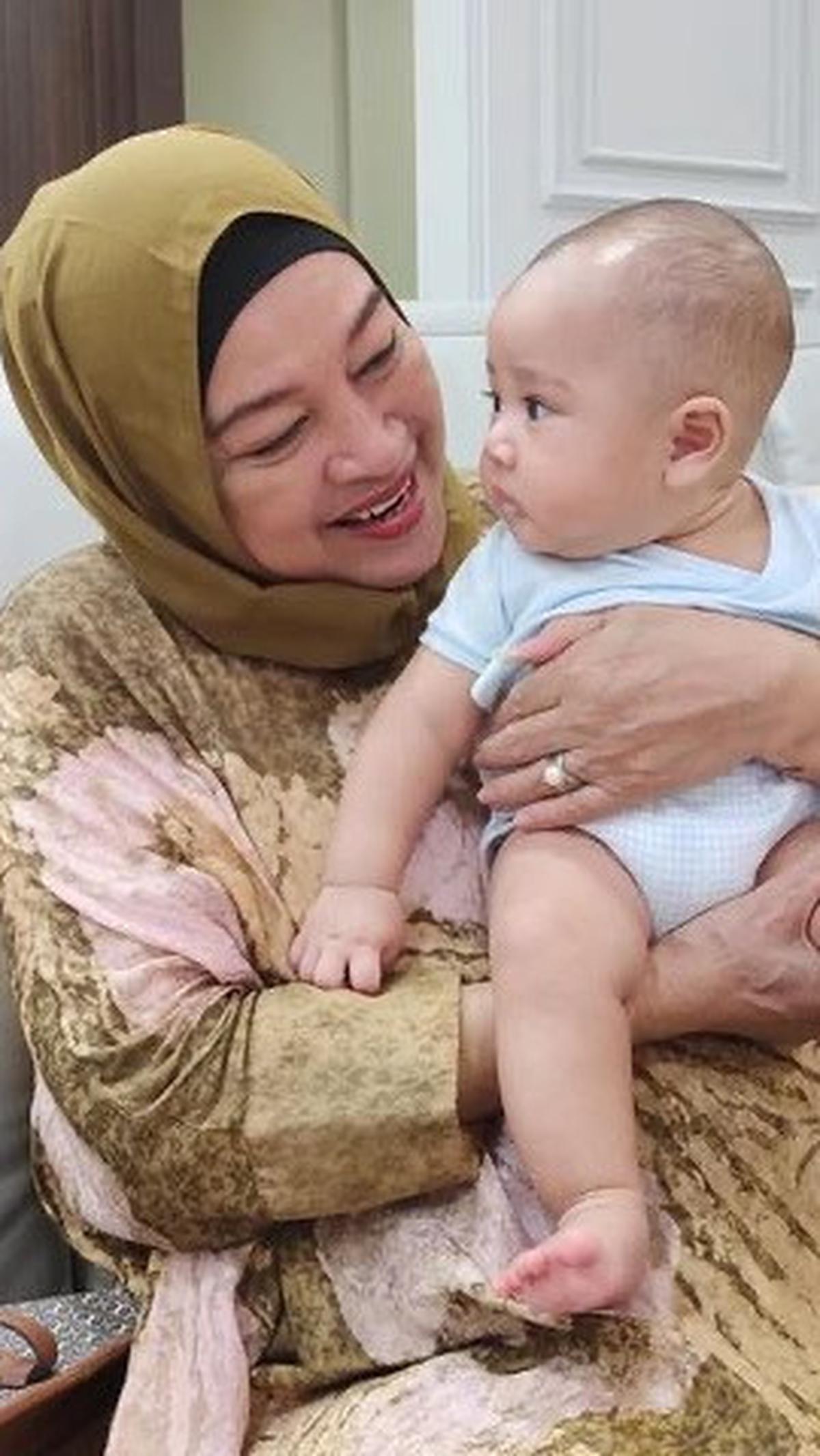 Ketika Rayyanza lahir, Farida juga melakukan kunjungan ke Andara. Ibunda Jeje ini ikut menggendong Rayyanza layaknya dengan cuci sendiri.
