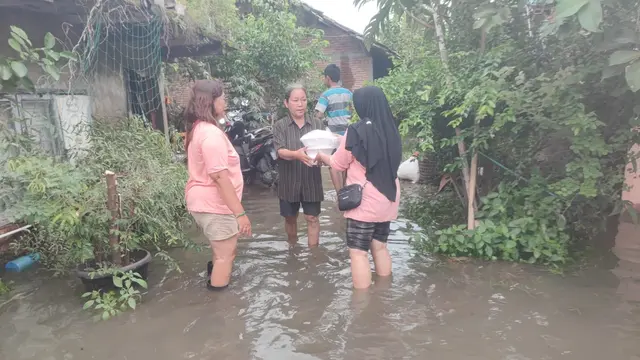 Bagikan Bantuan untuk Warga Terdampak Banjir di Semarang (Istimewa)