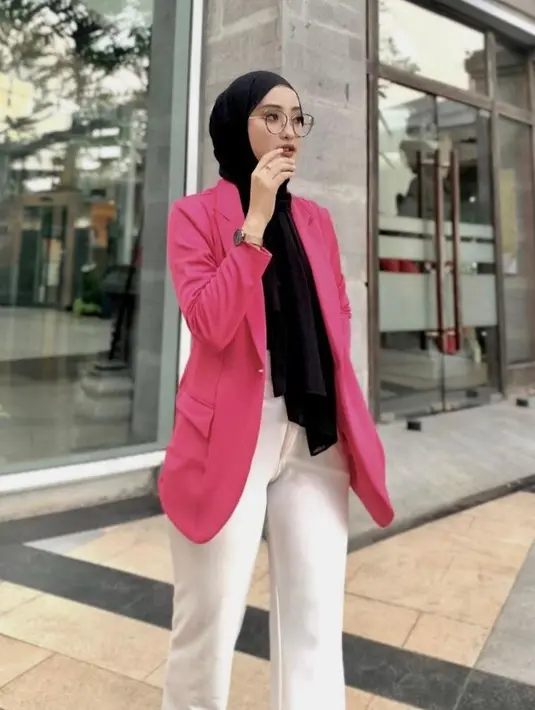 Seperti potret ini, ia tampil memesona memadukan blazer fuschia dengan inner hitam dan kulot putih.