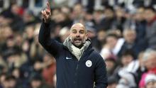 Pelatih Manchester City, Pep Guardiola, memberikan arahan kepada anak asuhnya saat melawan Newcastle United pada laga Premier League di Stadion James Park, Selasa (29/1). Newcastle United menang 2-1 atas Manchester City. (AP/Richard Sellers)
