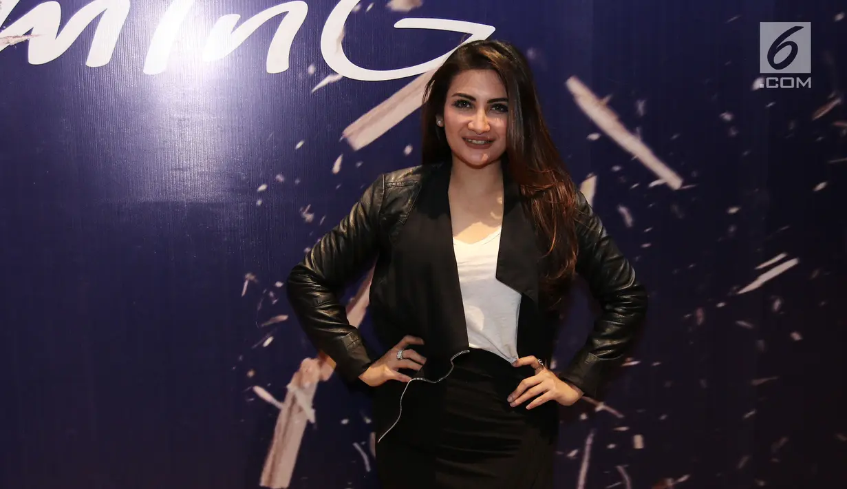 Aktris Natalie Sarah berpose di depan poster film Spiderman: Homecoming saat nobar di Gandaria City, Selasa (4/7). Nobar film ini dihadiri oleh beberapa artis seperti Mike Lewis, Raline Shah, dan masih banyak artis lainnya. (Liputan6.com/Herman Zakharia)