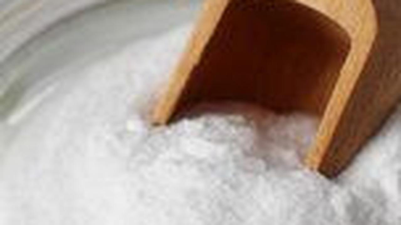 Untuk diketahui, soda kue memiliki partikel butiran halus yang sifatnya abrasif.&nbsp;