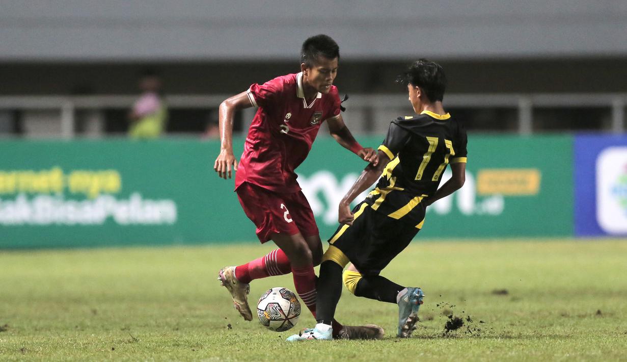 Kekalahan Timnas Indonesia U-17 dari Malaysia dengan skor telak 1-5 membuat Garuda Asia gagal lolos ke putaran final Piala Asia U-17 2023. (Bola.com/Ikhwan Yanuar)