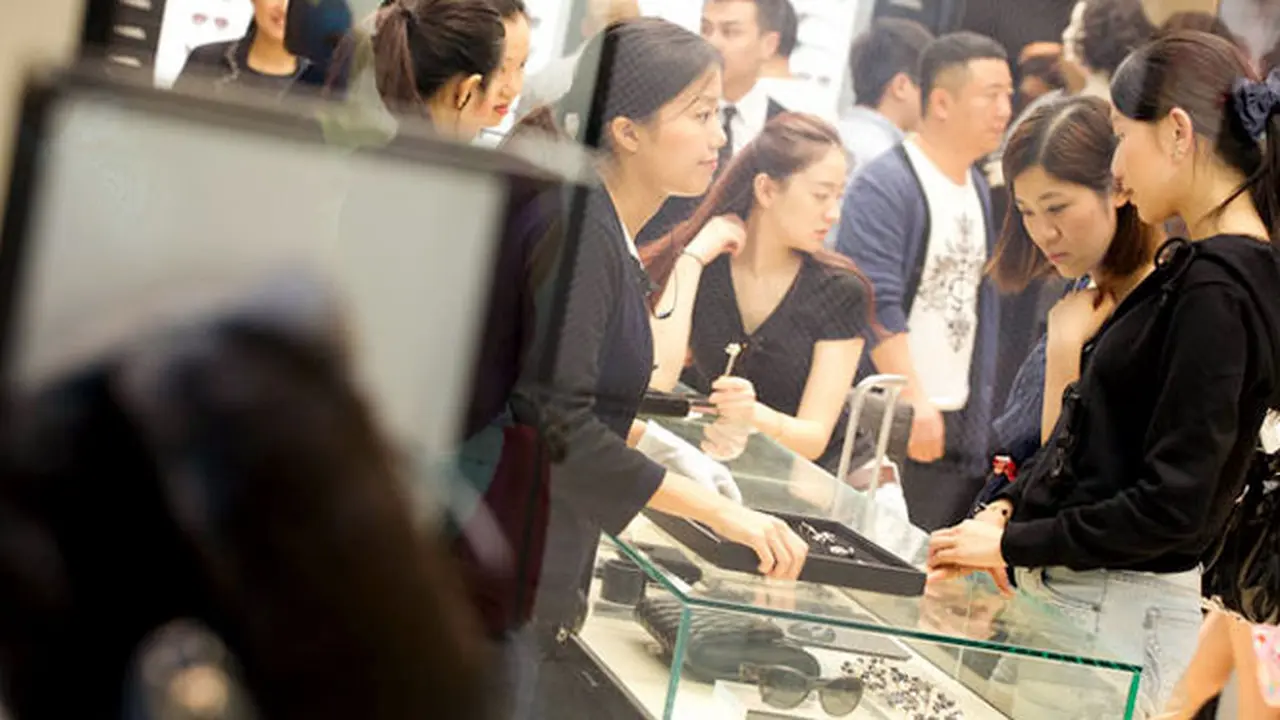 cina-belanja-mewah-140202b.jpg