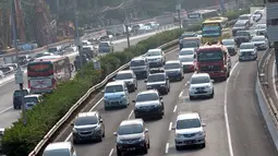 Sejumlah kendaraan melintasi ruas tol dalam kota arah Cawang, Jakarta, Sabtu (9/6). H-6 Hari Raya Idul Fitri 1439 H, ruas tol dalam kota Jakarta masih terlihat padat. (Liputan6.com/Helmi Fithriansyah)