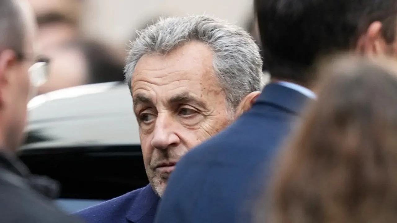 Mantan Presiden Prancis Nicolas Sarkozy terlihat sebelum naik ke mobil polisi di Paris, Selasa (21/10/2025), saat akan dibawa ke penjara untuk menjalani hukuman atas kasus konspirasi pendanaan kampanye presiden 2007.