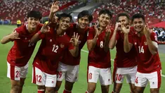 Gelandang Timnas Indonesia, Egy Maulana Vikri (kedua kanan) berselebrasi usai mencetak gol ke gawang Singapura pada leg kedua semifinal Piala AFF 2020 di National Stadium, Sabtu (25/12/2021). Laga dimenangkan Indonesia 4-2 lewat perpanjangan waktu 2 x 15 menit. (AP/Suhaimi Abdullah)