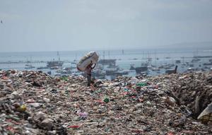 Seorang pekerja memungut bahan daur ulang di Tempat Pembuangan Akhir (TPA) Sampah Suwung, Denpasar, Bali, pada Rabu 2 April 2026. Per 1 April 2026, Pemerintah Provinsi (Pemprov) Bali resmi melarang pembuangan sampah organik di Tempat Pembuangan Akhir (TPA) Sampah Suwung, Denpasar. (Lana Priatna/AFP)