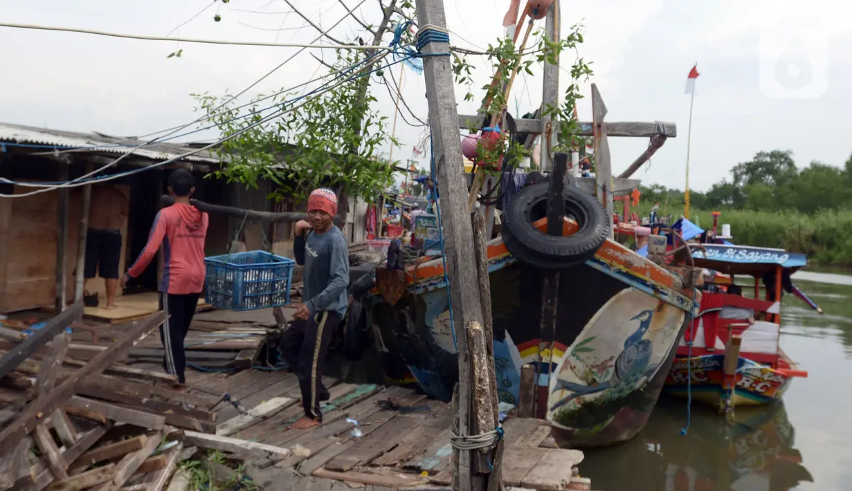 Sejumlah nelayan beraktivitas di Dermaga Muara Angke, Jakarta, Selasa (19/2021). Memasuki musim pancaroba ditambah kencangnya angin, nelayan mengatakan hasil tangkapan ikan menjadi tidak menentu. (merdeka.com/Imam Buhori)