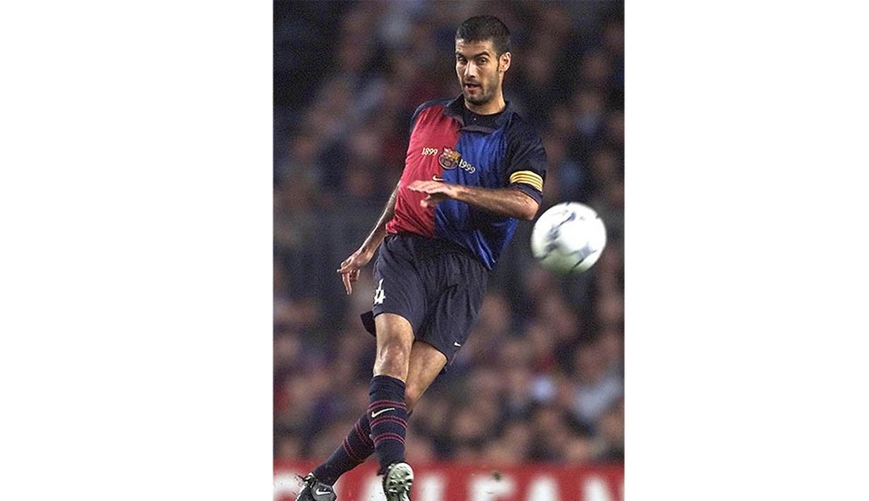 1. Josep Guardiola memulai petualangannya di dunia sepak bola dengan menjadi pemain dari Barcelona. Selama 10 musim dirinya bermain untuk klub asal Catalunya tersebut. (AFP/Patrick Hertzog)