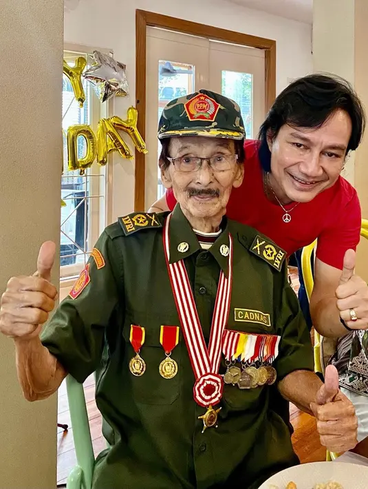 "Hari ini, 20 Mei’23, datang ngrayain Ultahnya Papa Wibowo yg ke 94, Eyangnya Chika, Radya dan Mario..Semoga Eyang sehat terus dan bahagia yaa.. God bless us all,"  tulis katonbagaskara. [Instagram/@katonbagaskara]