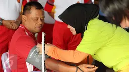 Panglima TNI Jenderal TNI Gatot Nurmantyo melakukan pemeriksaan tekanan darah sebelum mengikuti pertandingan eksebisi antara tim Eksekutif TNI vs PS Pemred di lapangan Mabes TNI Cilangkap, Jakarta, Jumat (21/10). (Liputan6.com/Risa Rahayu Kosasih)