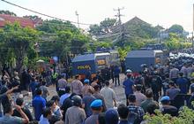 Kericuhan Demo Bali: Polisi Kerahkan Water Canon dan Gas Air Mata Pukul Mundur Massa di Depan Mapolda