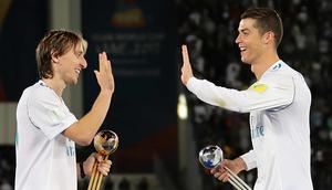Gelandang Real Madrid, Luka Modric bersama Cristiano Ronaldo usai pertandingan melawan Gremio pada Piala Dunia Antarklub 2017 distadion Zayed Sports City,Abu Dhabi, Uni Emirat Arab, (16/12). Modric menjadi man of the match. (AFP Photo/Karim Sahib)