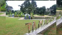 Sejumlah pelajar Kota Bogor sedang membersihkan Taman Heulang (Liputan6.com/Achmad Sudarno)