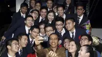 Ada sekitar 20 murid Anglo-Chinese School (ACS) International Singapore yang berpotret bersama Jokowi di Singapura