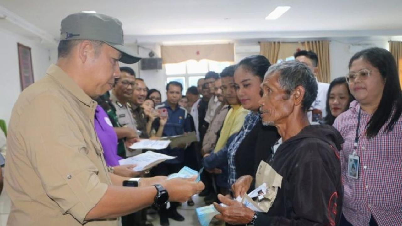 Pemkab Taput Salurkan Bantuan Jaminan Hidup Kemensos untuk Korban Bencana Hidrometeorologi