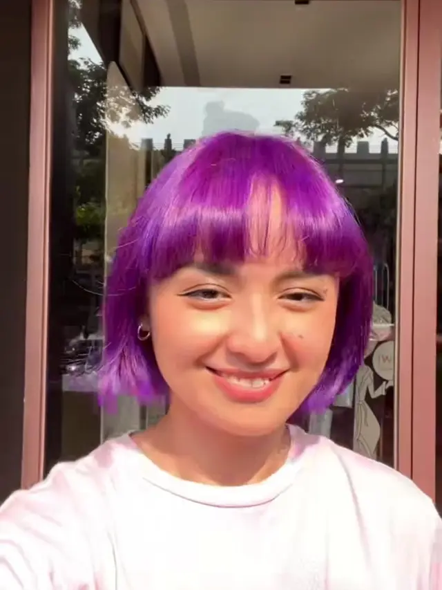 Pesona Joanna Alexandra dengan Warna Rambut Ungu