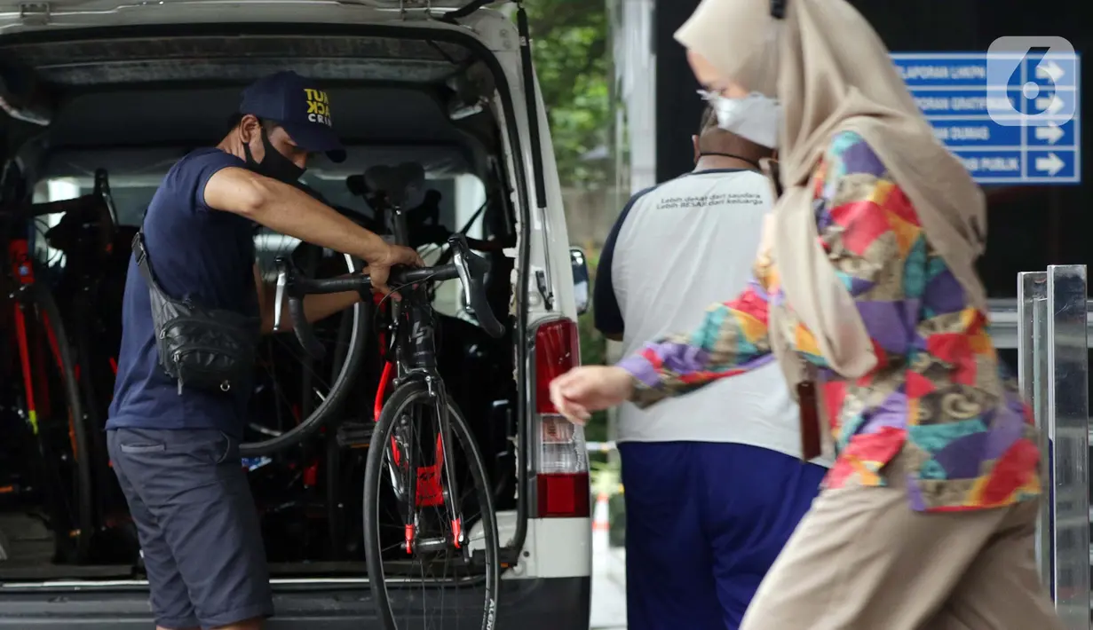 Pekerja menurunkan sepeda jenis Road Bike di lobby Gedung KPK, Jakarta, Jumat (19/3/2021). KPK menerima 13 unit sepeda dari pihak yang mewakili tersangka suap perizinan pengelolaan komoditas perairan tahun 2020, Syafri, Staf Khusus mantan Menteri KKP, Edhy Prabowo. (Liputan6.com/Helmi Fithriansyah)