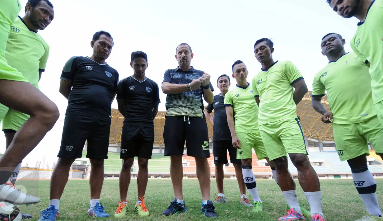 Pelatih Persipasi Bandung Raya (PBR), Dejan Antonic (tengah) memberi arahan jelang laga melawan Bekasi Putra di Stadion Patriot, Bekasi, Selasa (25/8). Jelang berlaga di Piala Presiden 2015, PBR terus mematangkan pola. (Liputan6.com/Helmi Fithriansyah) 