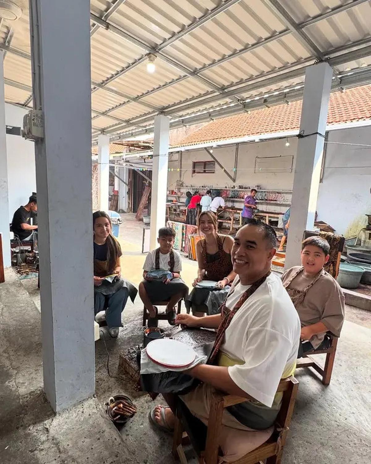 Model Sandal Jepit Nia Ramadhani dan Keluarga saat Liburan ke Yogyakarta