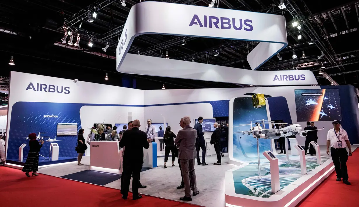Pengunjung berjalan melewati stan Airbus pada pembukaan Singapore Airshow di Singapura, Selasa (11/2/2020). Pameran dirgantara terbesar di Asia tersebut dibayangi wabah virus korona, yang memaksa puluhan perusahaan dunia absen dalam perhelatan besar itu. (AP/Danial Hakim)