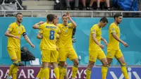 Selebrasi pemain Ukraina usai mengalahkan Makedonia Utara dalam pertandingan Grup C Piala Eropa 2020 di National Arena stadium, Rumania, Kamis (17/6/2021). (Foto: AP/Pool/Vadim Ghirda)