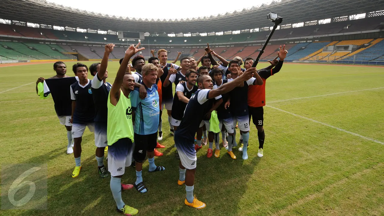 20160512-Usai Uji Coba Lapangan, Pemain Persela Bersilfie Ria-Jakarta