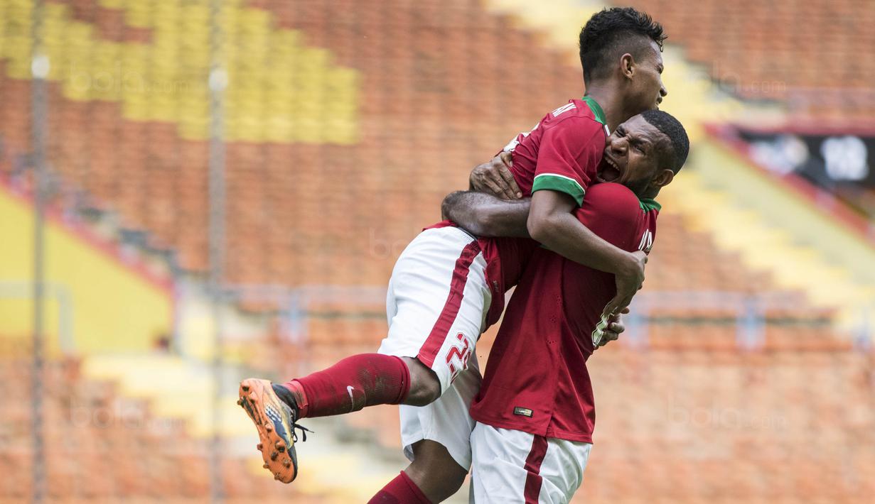Pemain Timnas Indonesia, Osvaldo Haay, bersama Marinus Wanewar gembira mendapatkan penalti saat melawan Thailand pada laga SEA Games di Stadion Shah Alam, Selangor, Selasa (15/8/2017). Kedua negara bermain imbang 1-1. (Bola.com/Vitalis Yogi Trisna)
