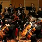 Sebuah konser klasik Love, God, and My Home dipersembahkan Jakarta Concert Orchestra (JCO) tampil di Usmar Ismail Hall, Jakarta, Miggu (6/10/2019). JCO tampil membawakan karya musik orkestra standar seperti overture, simfoni, konserto, simfoni puitis, dan simfoni vokal. (Liputan6.com/Fery Pradolo)