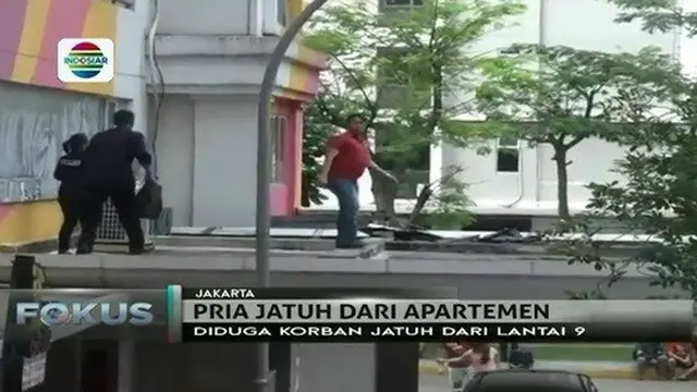 Seorang pria jatuh dari lantai 9 Apartemen Kalibata City pada Selasa (11/7) siang, penghuni heboh.