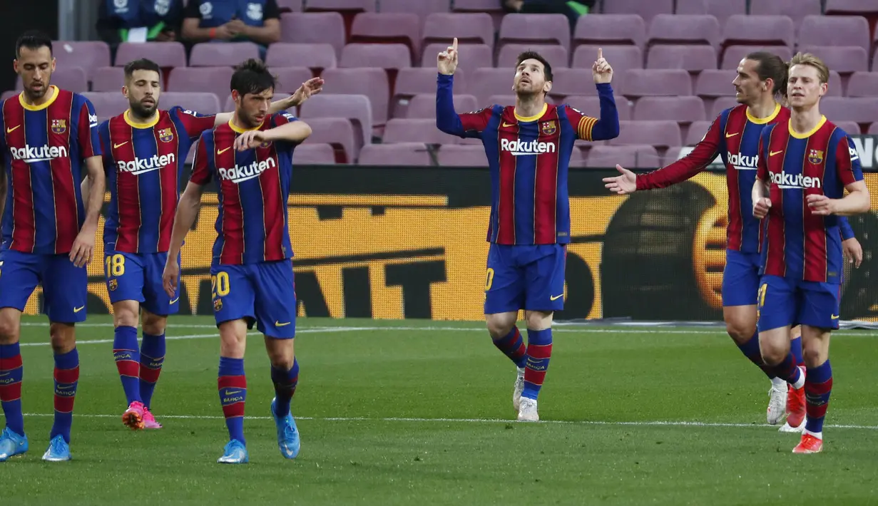 Striker Barcelona, Lionel Messi, melakukan selebrasi usai mencetak gol ke gawang Granada pada laga Liga Spanyol di Stadion Camp Nou, Jumat (30/4/2021). Barcelona takluk dengan skor 1-2. (AP/Joan Monfort)