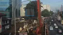 Kendaraan melintas di lokasi kebocoran pipa gas di depan Kantor BNN, Cawang, Jakarta, Kamis (15/3). Dugaan awal kebocoran pipa gas milik Perusahaan Gas Negara (PGN)  tersebut karena aktivitas proyek LRT di lokasi tersebut. (Merdeka.com/Imam Buhori)