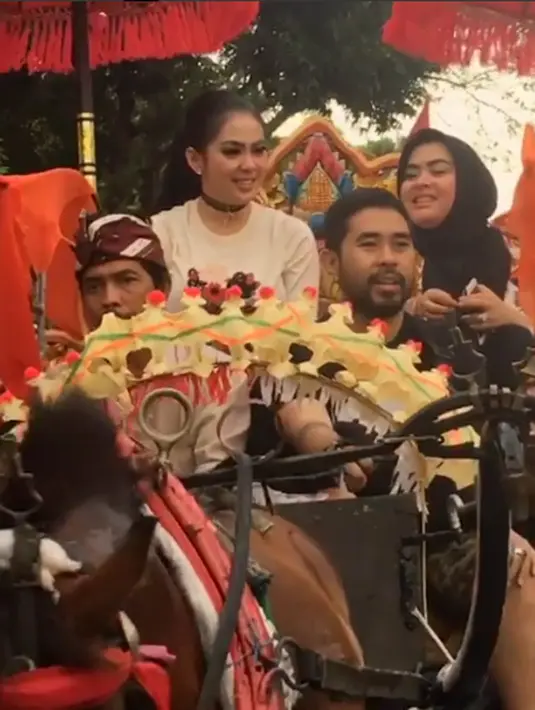 Tangan Syahrini terus melambai-lambai menyapa warga Jembrana sambil mengumbar senyum manisnya. Begitu juga dengan adiknya yang mendampingi duduk disebelahnya. (Instagram/princessyahrini)