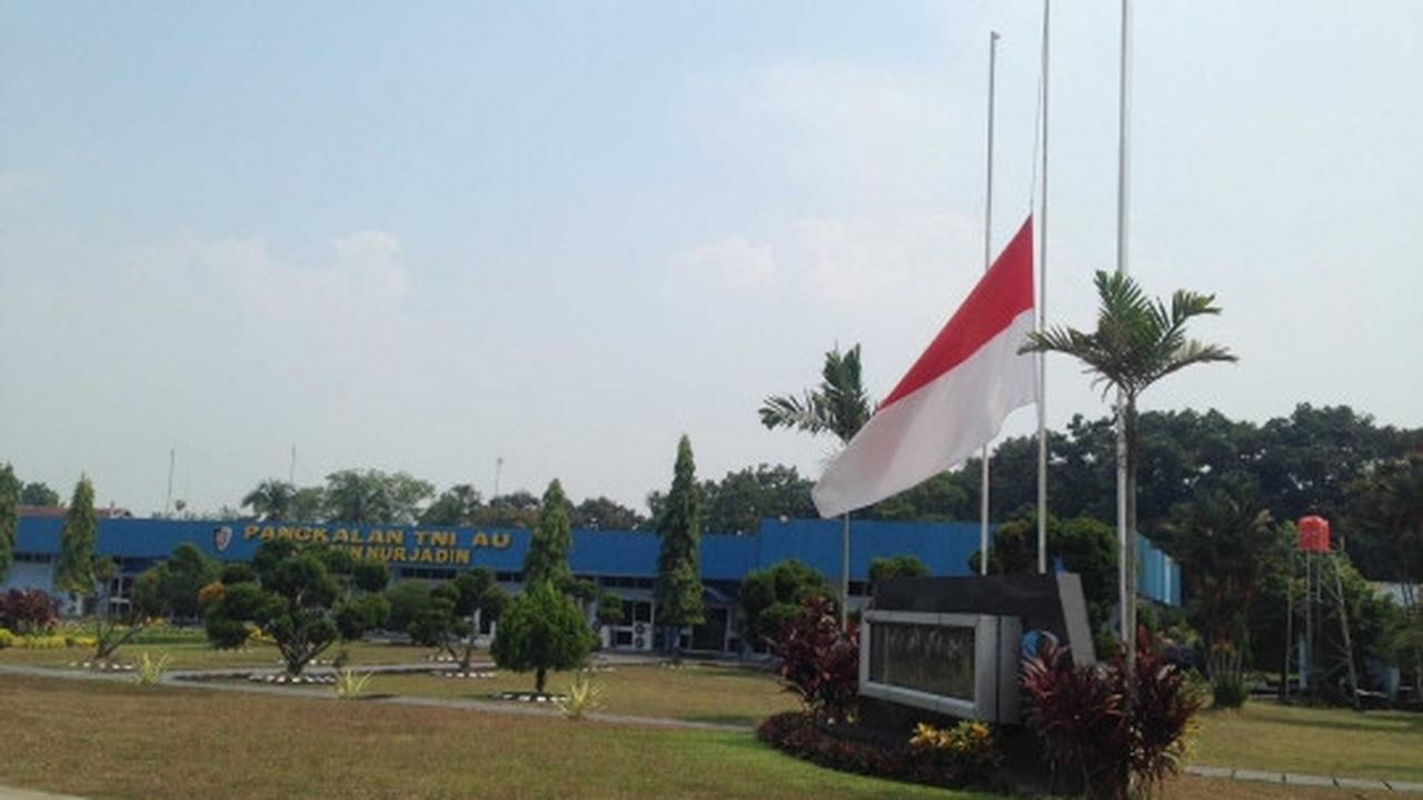 Bendera setengah tiang berkibar di Markas TNI AU Pekanbaru