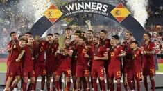Para pemain Spanyol merayakan dengan trofi setelah memenangkan pertandingan final UEFA Nations League melawan Kroasia di stadion De Kuip di Rotterdam, Belanda, Minggu, 18 Juni 2023. (AP Photo/Martin Meissner)