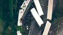 Pemandangan dari udara memperlihatkan Kereta Amtrak usai kecelakaan di Interstate di DuPont, Washington, AS (18/12). Juru Bicara Kereta Amtrak mengatakan ada 78 penumpang dan 5 kru di dalam kereta tersebut. (KOMO-TV via AP)